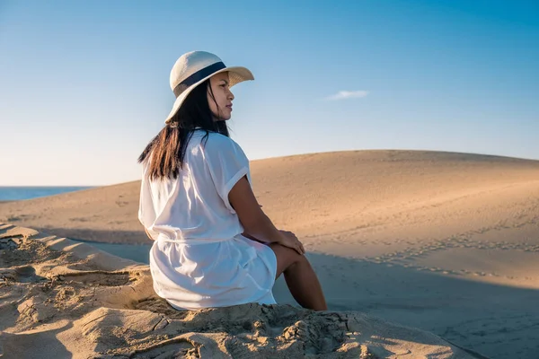 Donna passeggiando sulla spiaggia di Maspalomas Gran Canaria Spagna, ragazza alle dune di sabbia deserto di Maspalomas — Foto Stock