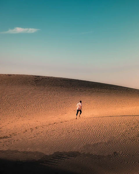 Mann am Strand von Maspalomas Gran Canaria, Männer in der Sanddünen-Wüste von Maspalomas — Stockfoto