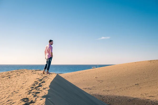 스페인의 그란 카나리 아 (Gran Canaria) 해변을 걷고 있는 남자들, 마스 페랄로마스 의 모래 언덕에 있는 남자들 — 스톡 사진