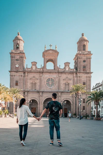 Gran Canaria December 2018, Katedralen Santa Ana Las Palmas Gran Canarica, par män och kvinnor promenader genom katedralen Santa Ana under semestern Gran Canaria — Stockfoto