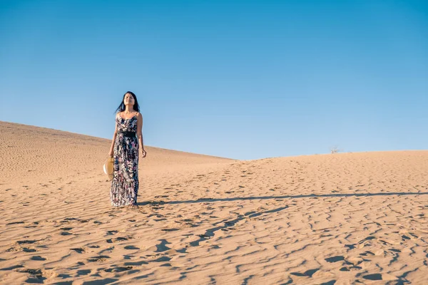 Kvinna promenader på stranden i Maspalomas Gran Canaria Spanien, flicka vid sanddynerna öknen i Maspalomas — Stockfoto