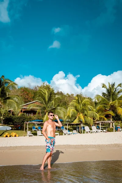 St Lucia caribbean zee, jonge man op vakantie op het tropische eiland Saint Lucia, mannen in de buurt van het strand zwemmen kort — Stockfoto