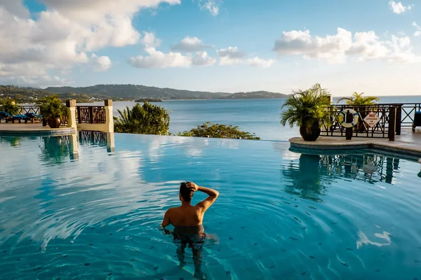 Morze Karaibskie St Lucia, młody człowiek na wakacjach na tropikalnej wyspie Saint Lucia, mężczyźni w pływać krótko w pobliżu plaży — Zdjęcie stockowe