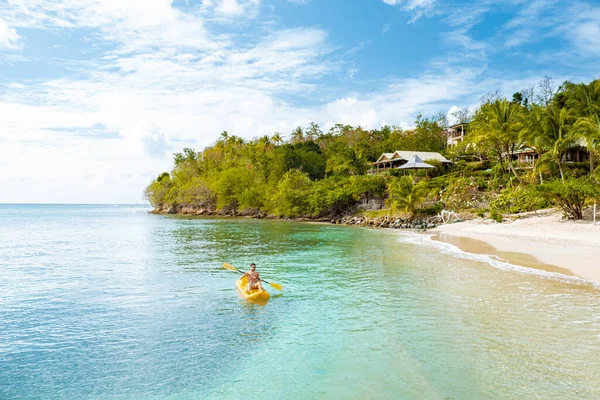 Morze Karaibskie St Lucia, młody człowiek na wakacjach na tropikalnej wyspie Saint Lucia, mężczyźni w pływać krótko w pobliżu plaży — Zdjęcie stockowe