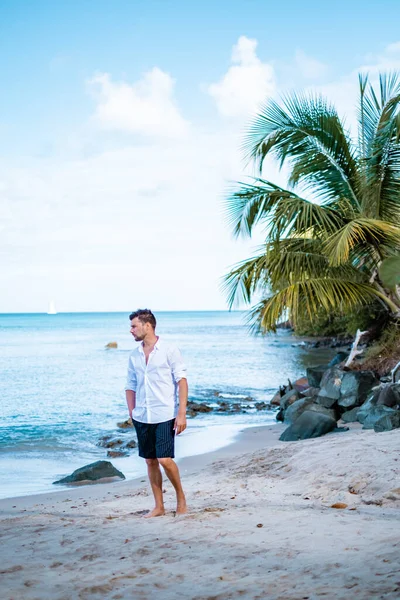 세인트 루시아 카리빈 바다, 열대 섬 세인트 루시아에서 휴가를 보내고 있는 젊은이, 해변 근처에서 수영을 하고 있는 남자 — 스톡 사진
