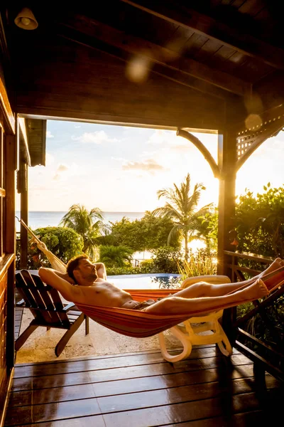 Karibik St. Lucia, junger Mann im Urlaub auf der tropischen Insel St. Lucia, Männer im Badeanzug in Strandnähe — Stockfoto