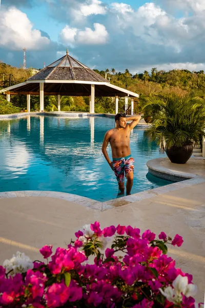 Sainte-Lucie mer des Caraïbes, jeune homme en vacances à l'île tropicale Sainte-Lucie, hommes en short de natation près de la plage — Photo