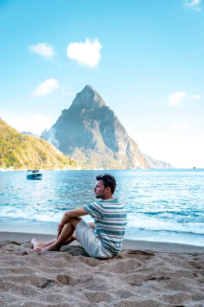 St. Lucia Karayip Denizi, tropikal ada Saint Lucia 'da tatilde olan genç adam, sahile yakın yüzen adamlar. — Stok fotoğraf