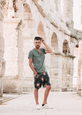 Pula Hırvatistan, Ampitheatrhe arenasının önünde yaz akşamı, Pula Hırvatistan arenasında yürüyen gençler