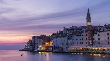 Rovinj Hırvatistan, Rovinj limanında güzel bir yaz günü, gün batımında gökyüzü uzun süre açık 