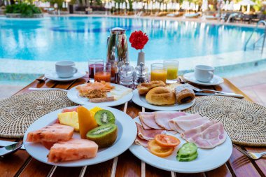 Havuz kenarında kahvaltı, lüks yüzme havuzu kahve ekmeği ve kahvaltı.