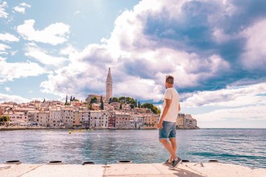 Rovinj Hırvatistan, Rovinj limanında güzel bir yaz günü, gün batımında gökyüzü uzun süre açık 