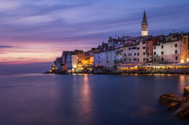 Rovinj Hırvatistan, Rovinj limanında güzel bir yaz günü, gün batımında gökyüzü uzun süre açık 