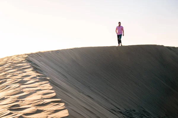 Facet spacerujący po plaży Maspalomas Gran Canaria Hiszpania, mężczyźni na pustyni wydm Maspalomas — Zdjęcie stockowe