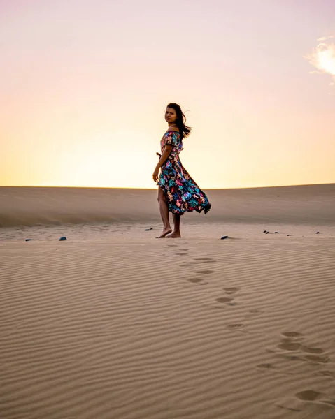 Vrouw wandelen aan het strand van Maspalomas Gran Canaria Spanje, meisje aan de zandduinen woestijn van Maspalomas — Stockfoto