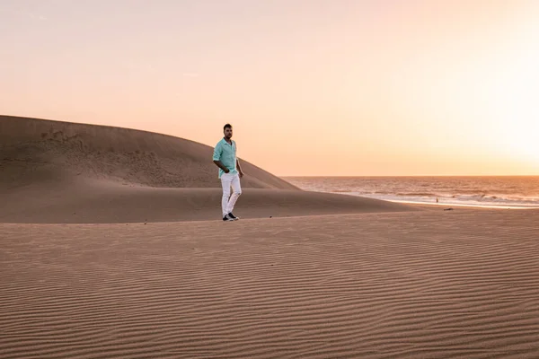 Chico caminando por la playa de Maspalomas Gran Canaria España, hombres en las dunas de arena del desierto de Maspalomas — Foto de Stock