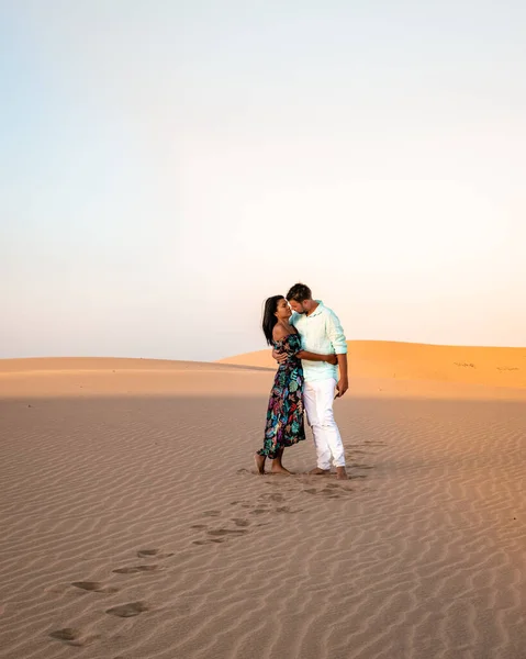 Couple walking at the beach of Maspalomas Gran Canaria Spain, men and woman at the sand dunes desert of Maspalomas — Stock Photo, Image