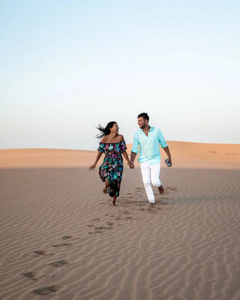 Pareja caminando por la playa de Maspalomas Gran Canaria España, hombres y mujeres en las dunas del desierto de Maspalomas — Foto de Stock