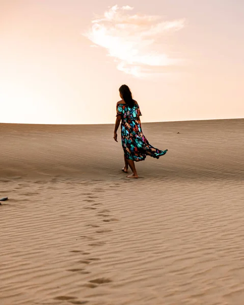 Vrouw wandelen aan het strand van Maspalomas Gran Canaria Spanje, meisje aan de zandduinen woestijn van Maspalomas — Stockfoto