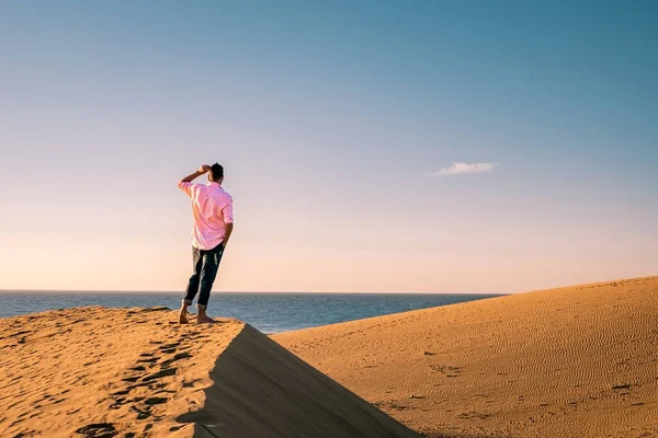 マスパロマス・グラン・カナリアの海岸を歩く男マスパロマスの砂丘砂漠の男 — ストック写真