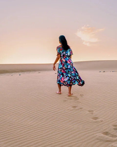 마스 페랄로마스 그란 카나리아 해변을 걷고 있는 여자, 마스 페랄로마스 의 모래 언덕에 있는 여자 — 스톡 사진