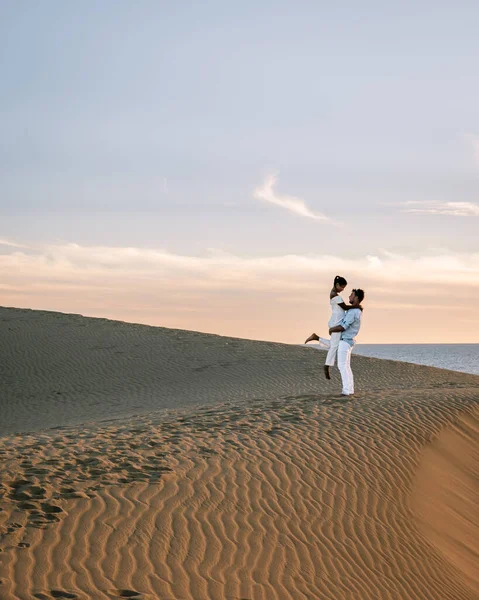 Pareja caminando por la playa de Maspalomas Gran Canaria España, hombres y mujeres en las dunas del desierto de Maspalomas — Foto de Stock