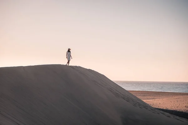 Γυναίκα με τα πόδια στην παραλία του Maspalomas Gran Canaria Ισπανία, κορίτσι στην έρημο αμμόλοφους του Maspalomas — Φωτογραφία Αρχείου