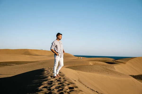 Maspalomas sahilinde yürüyen bir adam Gran Canaria İspanya 'da, Maspaloma' nın kum tepelerinde yürüyen bir adam. — Stok fotoğraf