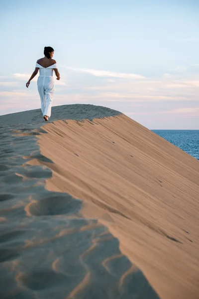 Vrouw wandelen aan het strand van Maspalomas Gran Canaria Spanje, meisje aan de zandduinen woestijn van Maspalomas — Stockfoto