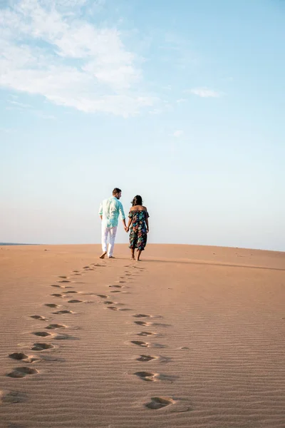 Coppia passeggiando sulla spiaggia di Maspalomas Gran Canaria Spagna, uomini e donne nel deserto delle dune di sabbia di Maspalomas — Foto Stock