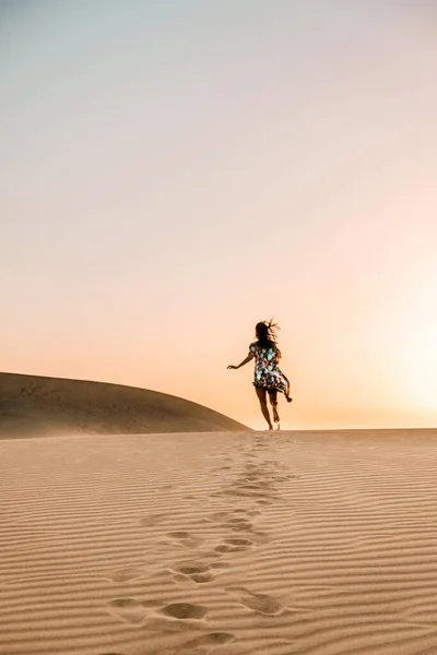 Maspalomas Gran Canariaのビーチを歩く女性スペイン、 Maspalomasの砂丘砂漠の女の子 — ストック写真