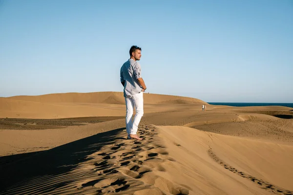 Maspalomas sahilinde yürüyen bir adam Gran Canaria İspanya 'da, Maspaloma' nın kum tepelerinde yürüyen bir adam. — Stok fotoğraf