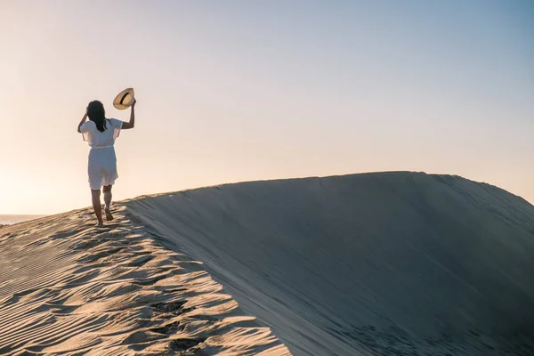 Donna passeggiando sulla spiaggia di Maspalomas Gran Canaria Spagna, ragazza alle dune di sabbia deserto di Maspalomas — Foto Stock