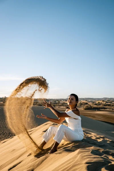 Γυναίκα με τα πόδια στην παραλία του Maspalomas Gran Canaria Ισπανία, κορίτσι στην έρημο αμμόλοφους του Maspalomas — Φωτογραφία Αρχείου