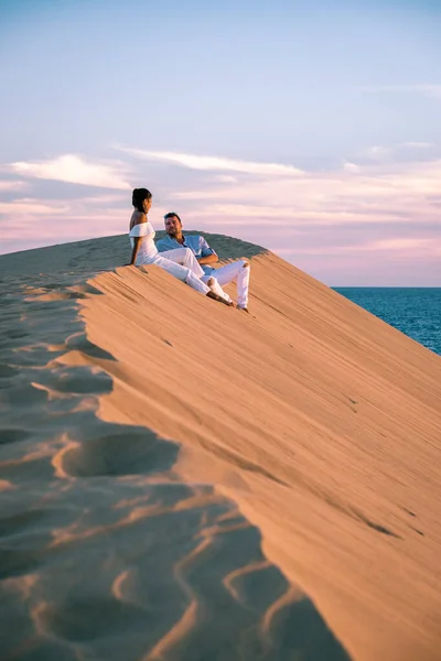 Pareja caminando por la playa de Maspalomas Gran Canaria España, hombres y mujeres en las dunas del desierto de Maspalomas — Foto de Stock