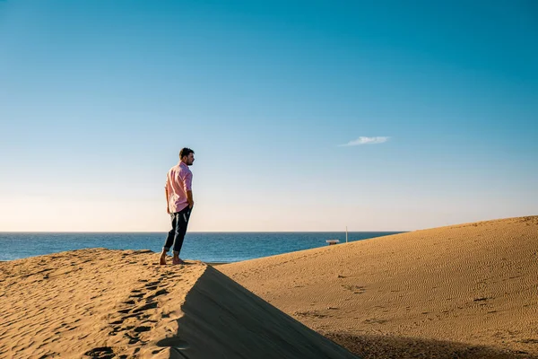 스페인의 그란 카나리 아 (Gran Canaria) 해변을 걷고 있는 남자들, 마스 페랄로마스 의 모래 언덕에 있는 남자들 — 스톡 사진