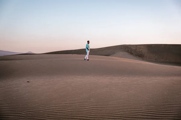 Chico caminando por la playa de Maspalomas Gran Canaria España, hombres en las dunas de arena del desierto de Maspalomas — Foto de Stock