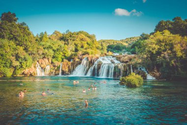 KRKA şelaleleri Hırvatistan Eylül 2018, Krka milli parkı Hırvatistan, aydınlık bir yaz akşamında insanlar suda dinleniyor
