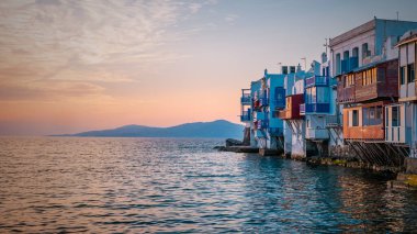 Mykonos Yunanistan, Little Venice Mykonos Yunanistan, Mykonos kasabasında okyanus kenarında gün batımı