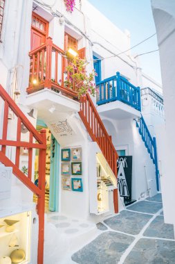 Mykonos Yunanistan Nisan 2018, Little Venice Mykonos Yunanistan, Mykonos kasabasında okyanus kenarında gün batımı