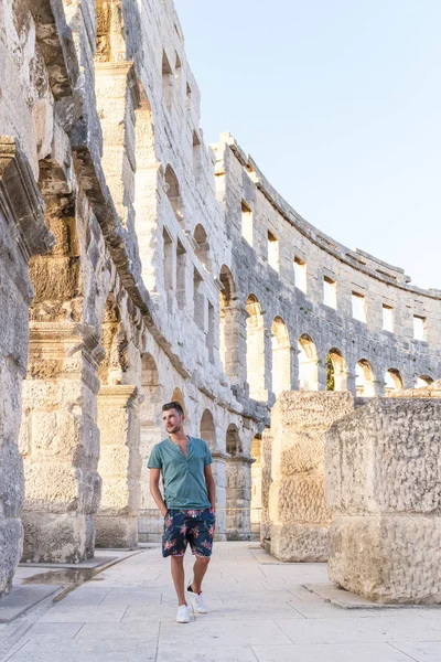 Pula Hırvatistan, Ampitheatrhe arenasının önünde yaz akşamı, Pula Hırvatistan arenasında yürüyen gençler — Stok fotoğraf