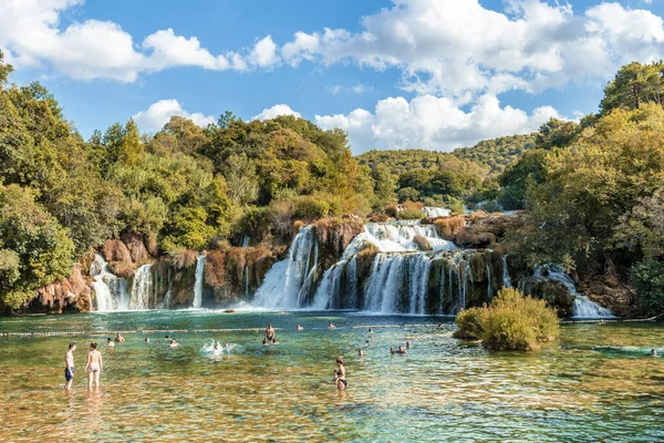 KRKA vízesések Horvátország szeptember 2018, krka nemzeti park Horvátország egy fényes nyári estén az emberek pihennek a vízben — Stock Fotó