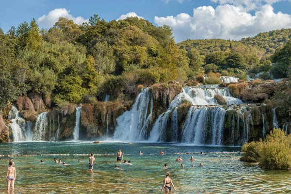 KRKA vízesések Horvátország szeptember 2018, krka nemzeti park Horvátország egy fényes nyári estén az emberek pihennek a vízben — Stock Fotó