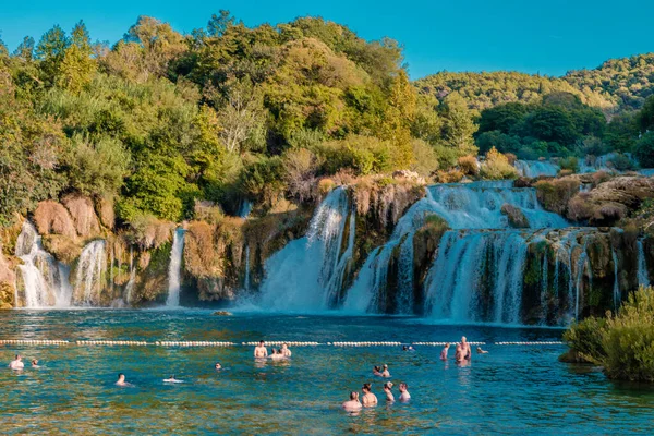 KRKA vízesések Horvátország szeptember 2018, krka nemzeti park Horvátország egy fényes nyári estén az emberek pihennek a vízben — Stock Fotó