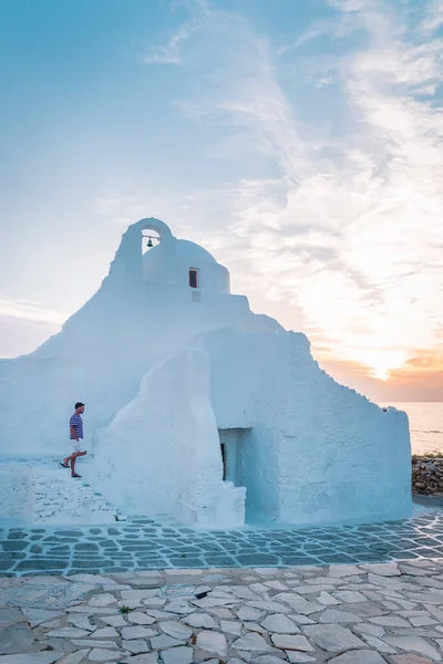 Young men on vacation Greece, Mykonos Greece, Little Venice Mykonos Greece, sunset at ocean fron at Mykonos town — Stock Photo, Image