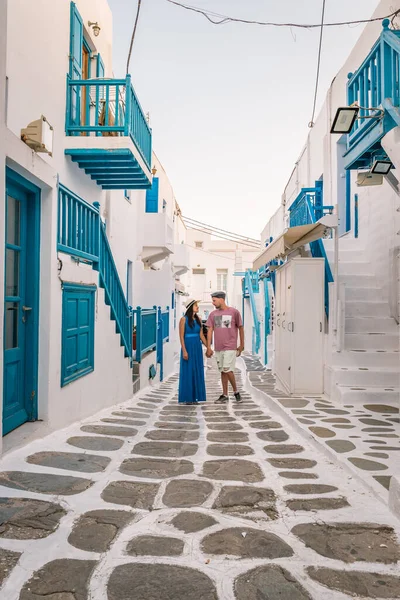 Coppia in vacanza Mykonos Grecia, Little Venice Mykonos Grecia, tramonto sulla riva dell'oceano nella città di Mykonos — Foto Stock