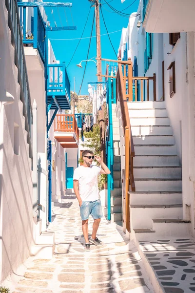 Giovani in vacanza Grecia, Mykonos Grecia, Little Venice Mykonos Grecia, tramonto al mare fron a Mykonos città — Foto Stock