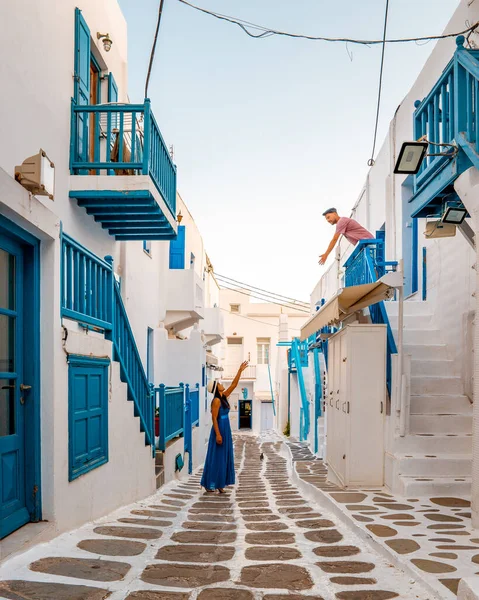 Coppia in vacanza Mykonos Grecia, Little Venice Mykonos Grecia, tramonto sulla riva dell'oceano nella città di Mykonos — Foto Stock