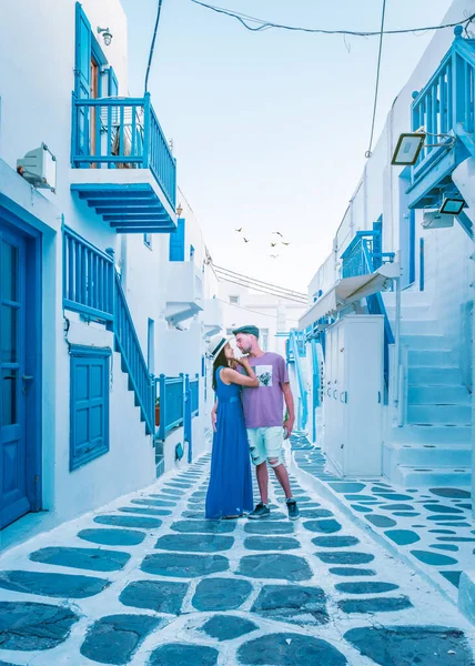 Casal de férias Mykonos Grécia, Little Venice Mykonos Grécia, pôr do sol no oceano fron na cidade de Mykonos — Fotografia de Stock
