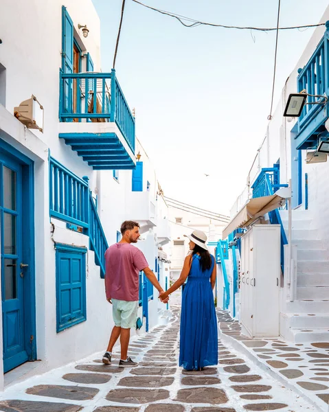 Coppia in vacanza Mykonos Grecia, Little Venice Mykonos Grecia, tramonto sulla riva dell'oceano nella città di Mykonos — Foto Stock